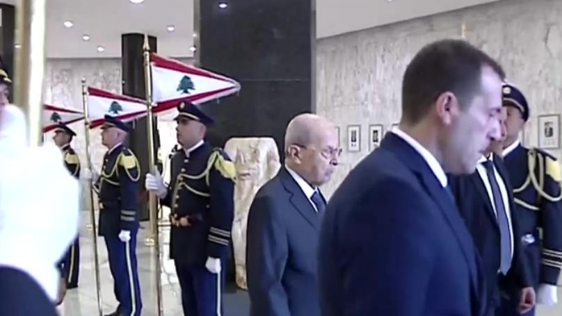 Photos: President Aoun leaves Baabda Palace to the outer courtyard and salutes the work team that accompanied him during his term