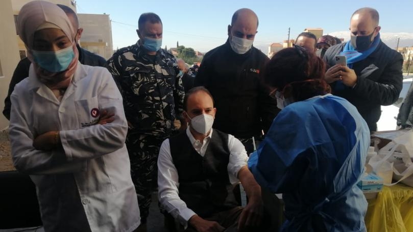 خضر يجري فحص مناعة كورونا ويشجّع على التسجيل لأخذ اللقاح