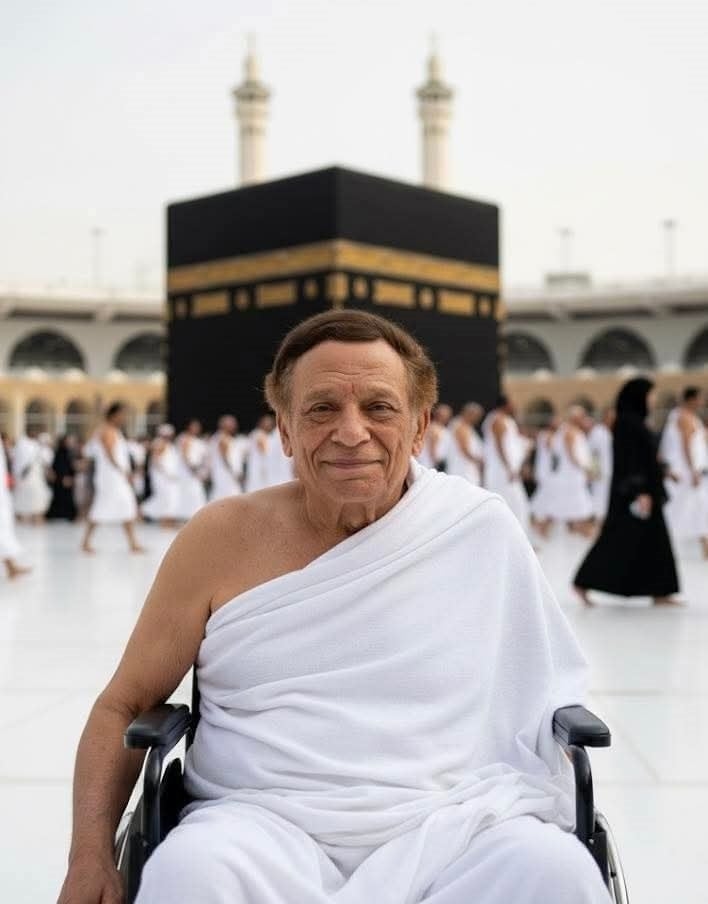 عادل إمام على كرسي متحرك أمام الكعبة... ما حقيقة الصورة المتداولة؟