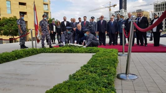 Mawlawi lays floral wreath at martyr PM Hariri's tomb in downtown Beirut