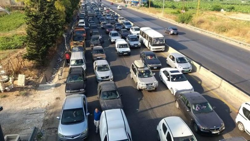 Long queues for fuel cause traffic jam in Damour