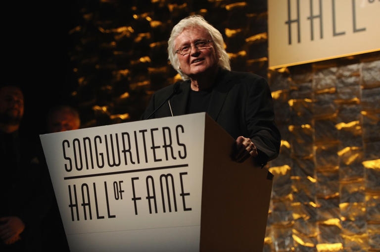 توفي في دار العجزة... أنجلينا جولي تودّع فرداً من عائلتها