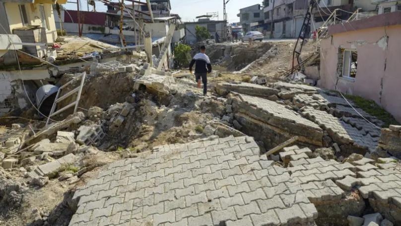 بالصّور: بلدة تركيّة قسمها الزلزال إلى قسمين!