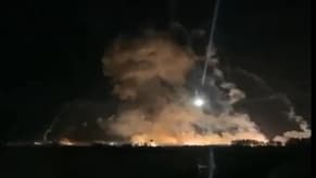 بالفيديو: انفجار ضخم يهزّ قاعدة عسكرية في العراق
