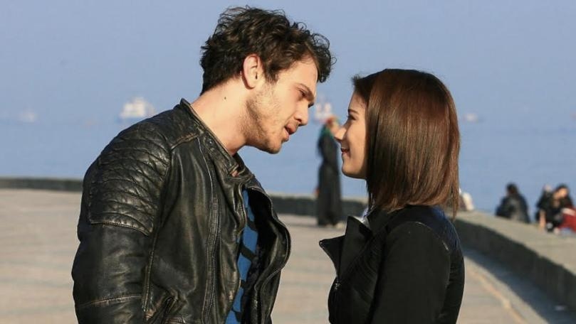 قصة حب جديدة تجمع هازال كايا وأراس بولوت قريباً على mtv