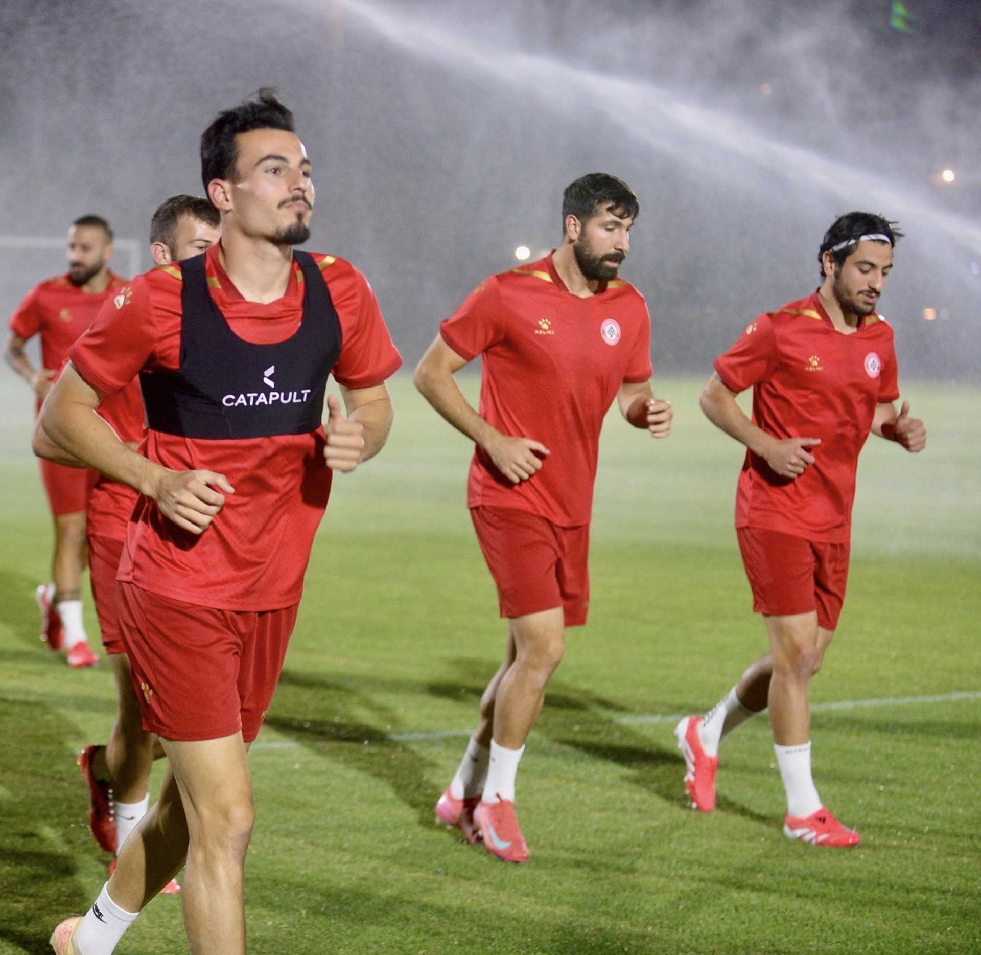 لبنان يختبر قاعدته المحلية أمام قطر بغياب المحترفين