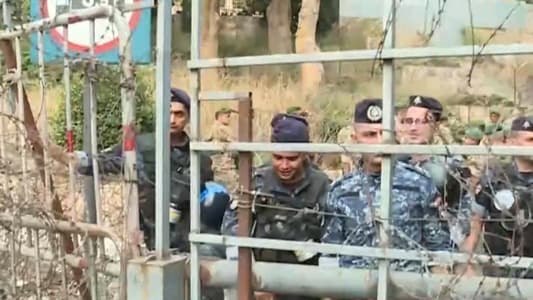 Retired military personnel attempted to remove the barbed wire, and security forces urged them to stop since the Cabinet session has been postponed