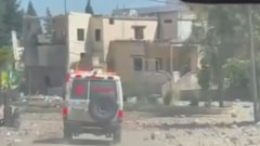بالفيديو: مشاهد من عملية إخلاء مدنيين حاصرتهم الغارات