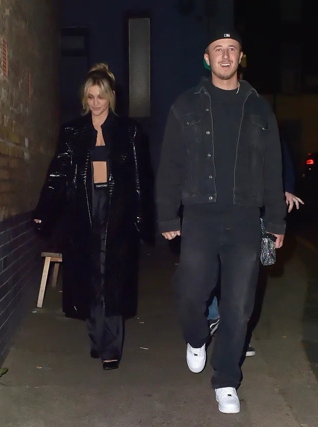 أشلي روبرتس تظهر مع حبيبها السري للمرة الأولى