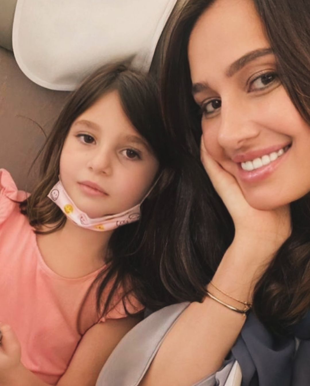 حلا شيحة تسترجع الذكريات برفقة أطفالها... لن تصدقوا الشبة بينهم!