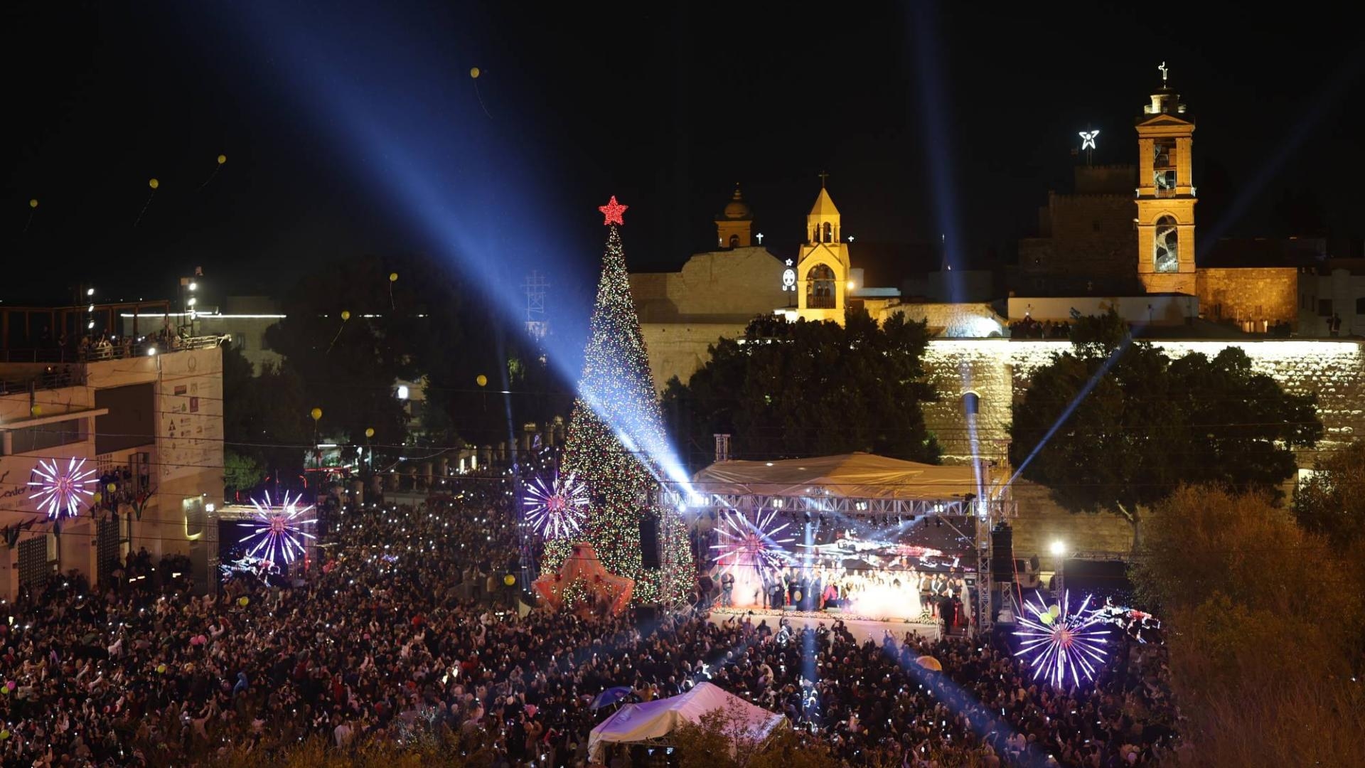 للمرة الأولى منذ عامين.. إضاءة شجرة الميلاد في بيت لحم