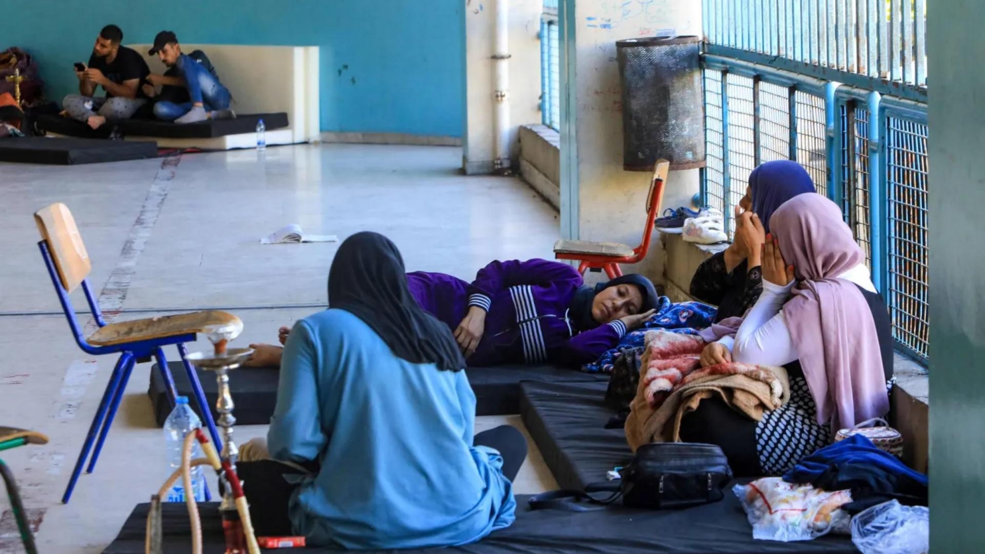 نجوا من الصواريخ... فأصبحوا أسرى مراكز الإيواء