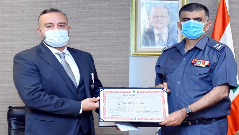 عثمان كرم اديب عبد المسيح لتقديمه 3 قوارب سريعة لصالح قوى الامن