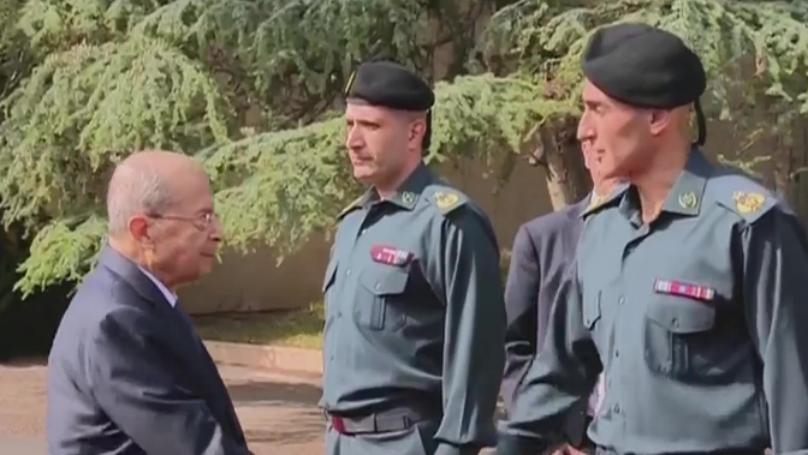 Photos: President Aoun leaves Baabda Palace to the outer courtyard and salutes the work team that accompanied him during his term