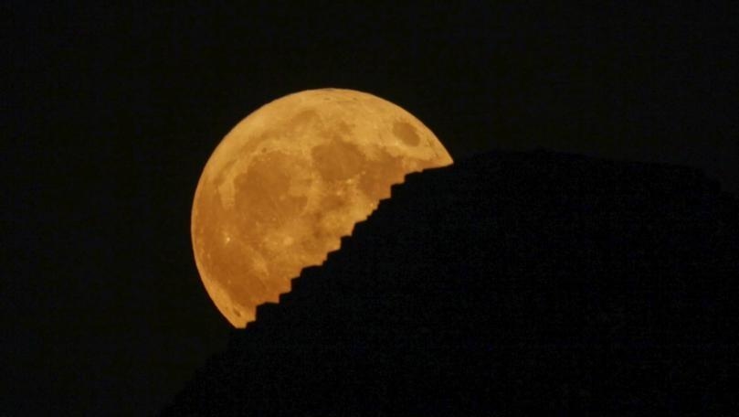 Photos: The Super Blue Moon Shines Over the Skies of Several Arab Countries