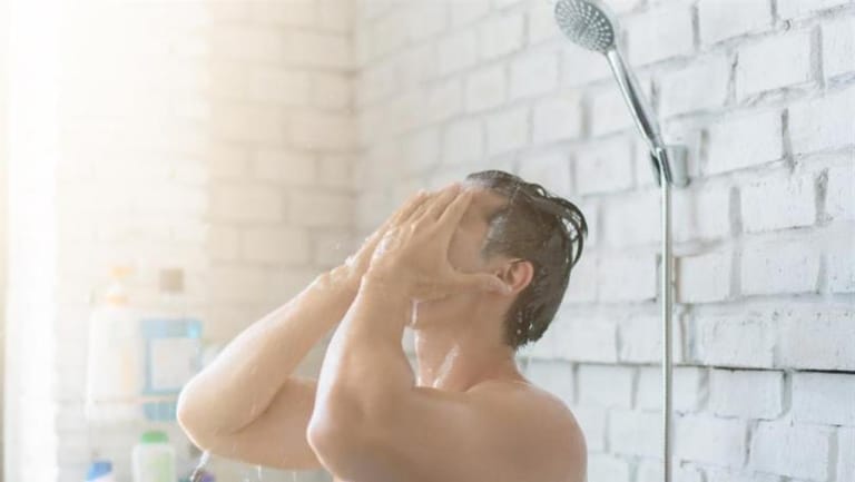 كي لا يطردك مديرك... لا ترتكب هذا الخطأ أثناء الاستحمام