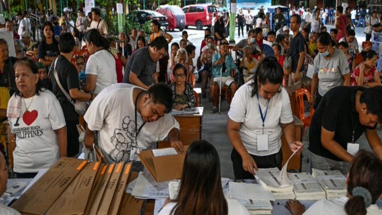 Sweltering Philippines Votes as Marcos-Duterte Feud Takes Center Stage