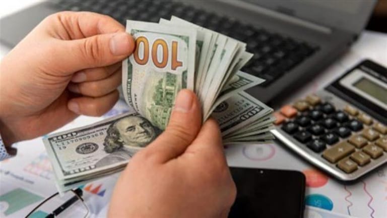 كم سجّل دولار السّوق السّوداء؟