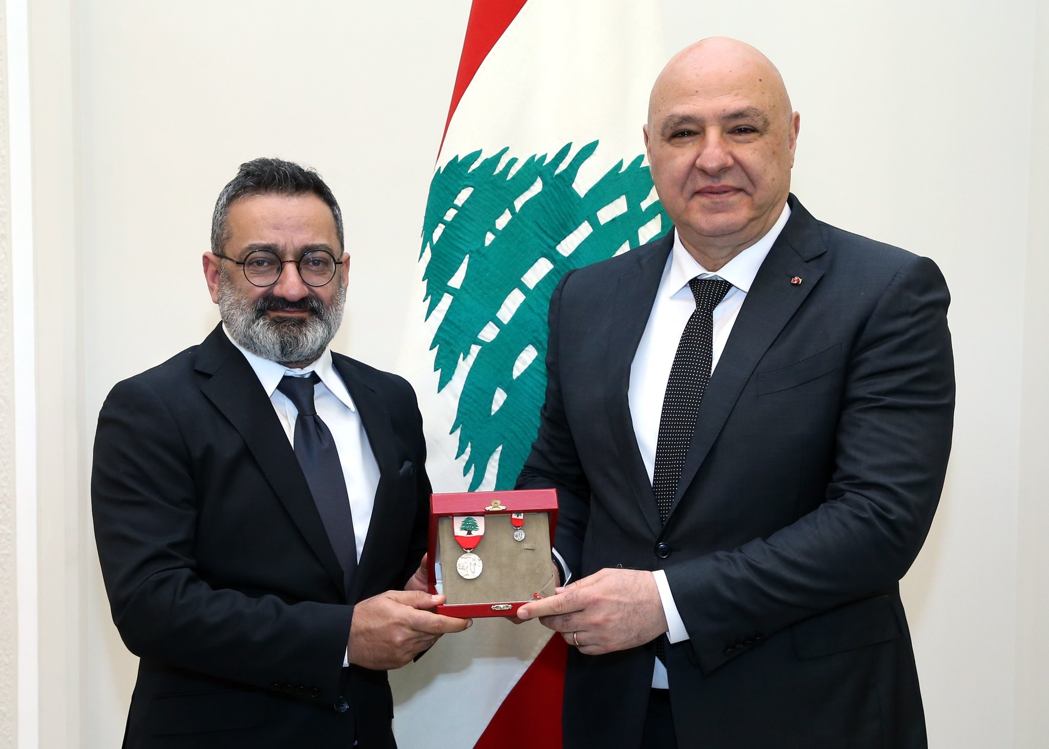 الرئيس عون يكرّم الفنان جورج خباز