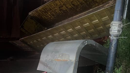 بالصورة: إصطدام حاوية شاحنة بجسر الأبوتر