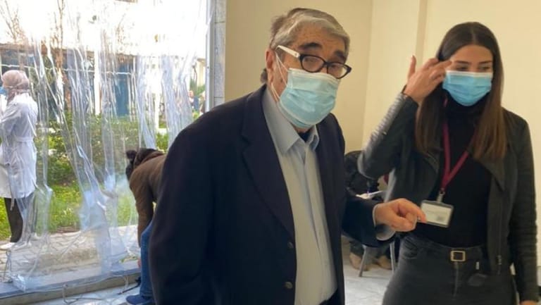 بالصورة: أول معمر يتلقّى اللقاح ممثل لبناني معروف