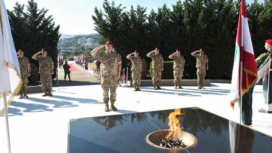 Army Commander lays wreath in honor of fallen soldiers