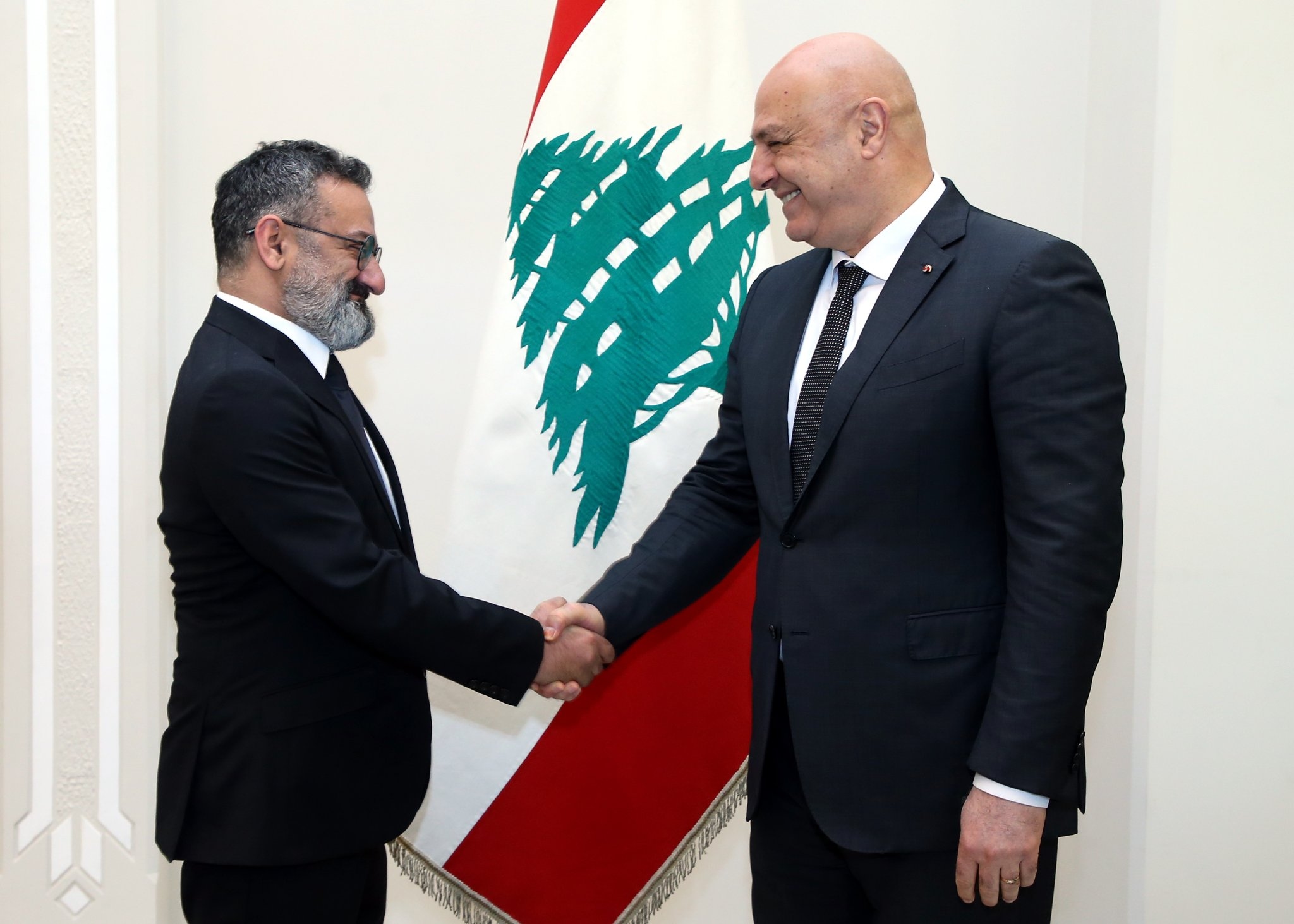 الرئيس عون يكرّم الفنان جورج خباز