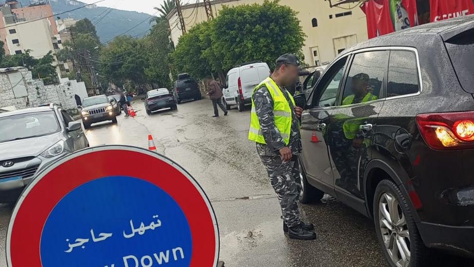 بالصور: حواجز لقياس نسبة الكحول لدى السائقين