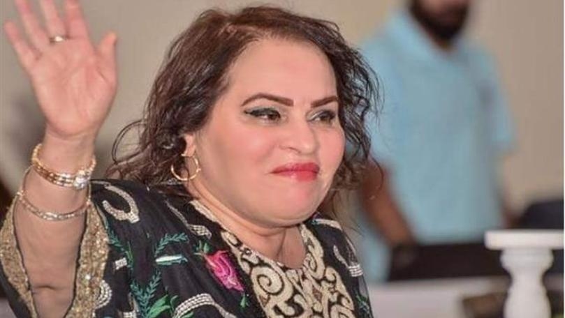 بالصورة: نجل الممثلة الراحلة نادية العراقية يزور قبرها بورد و... سوشي!