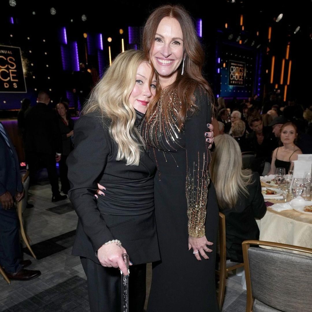 بسبب مرضها... كريستينا آبلغيت تستعين بعكازة في حفلة جوائز