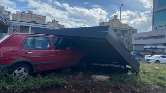 بالصّورة: إصطدام سيارة بلوحة إعلانيّة على أوتوستراد الدورة - المسلك المؤدّي إلى بيروت ممّا تسبّب بزحمة سير