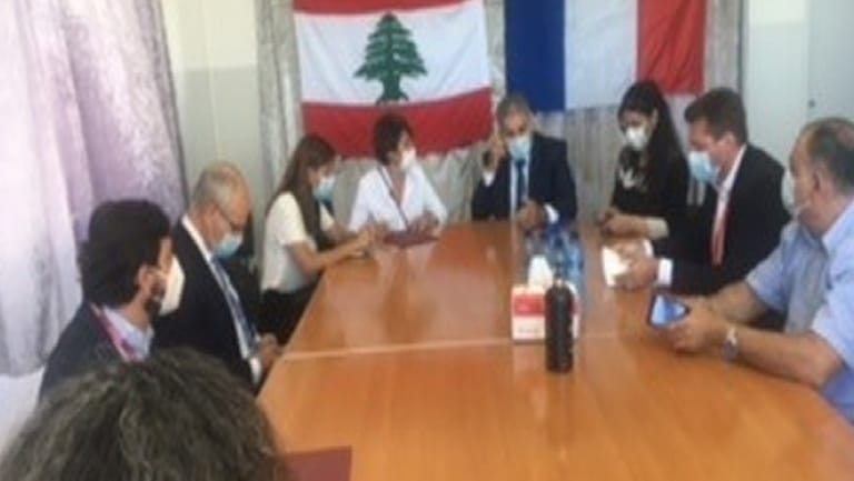 السفيرة الفرنسية قدمت مساعدات غذائية الى الثانوية الرسمية في ضيعة العرب البيسارية