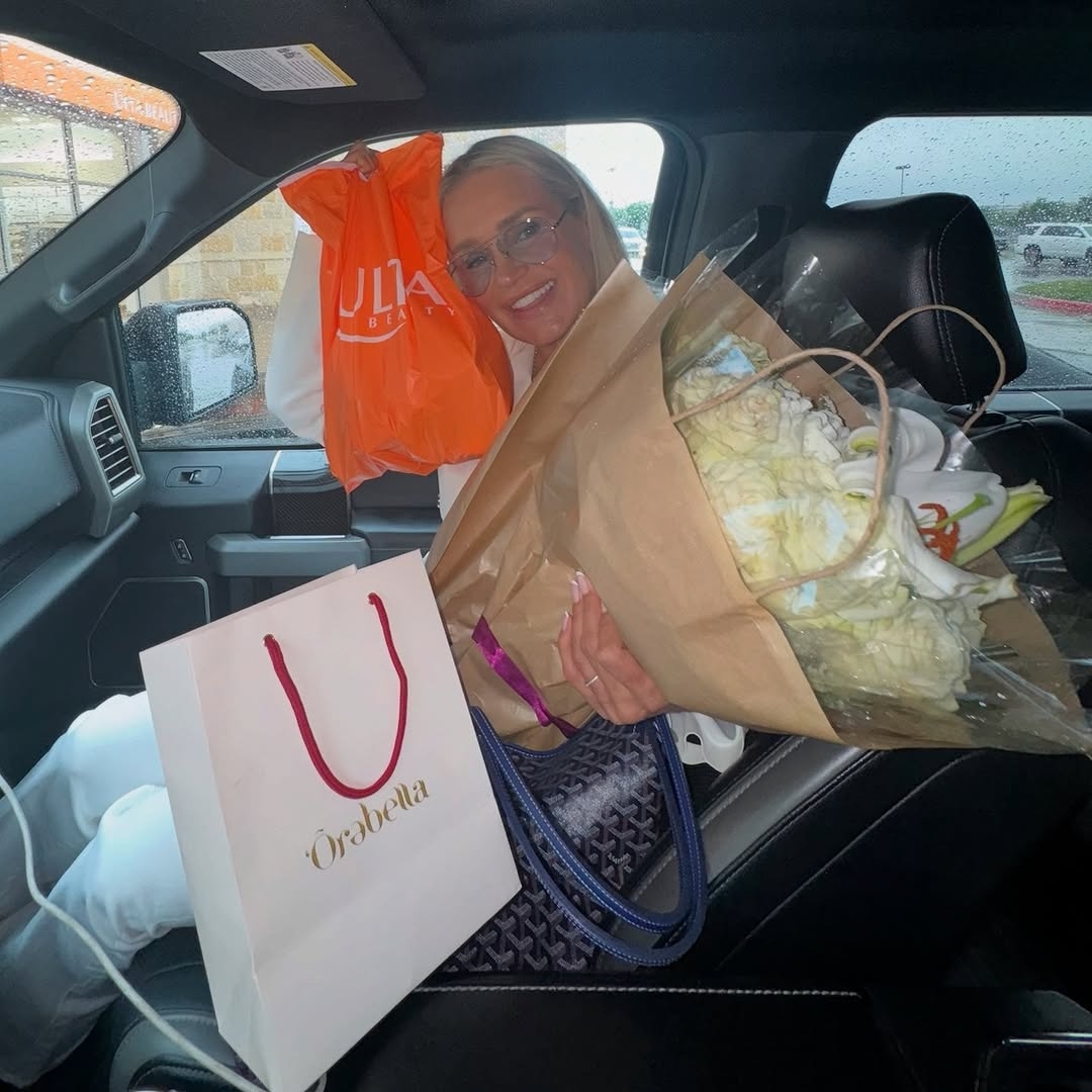 بيلا حديد تُعايد والدتها يولاندا: "ملكة عالمي"