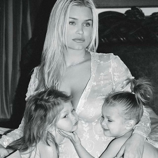 بيلا حديد تُعايد والدتها يولاندا: "ملكة عالمي"