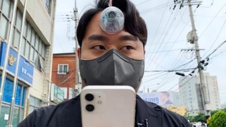 "عين ثالثة" لتفادي اصطدام المدمنين على الهواتف خلال المشي