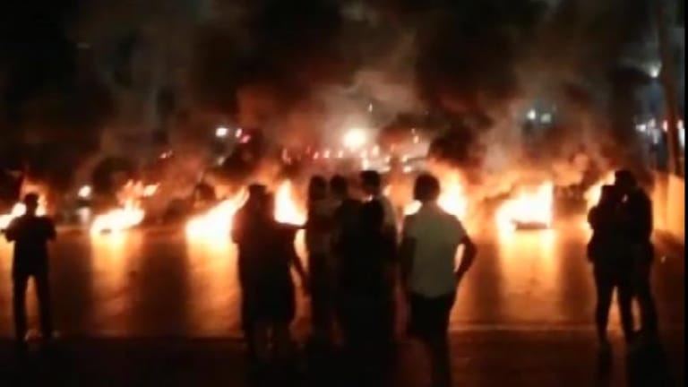 قطع اوتوستراد انطلياس بالاطارات المشتعلة