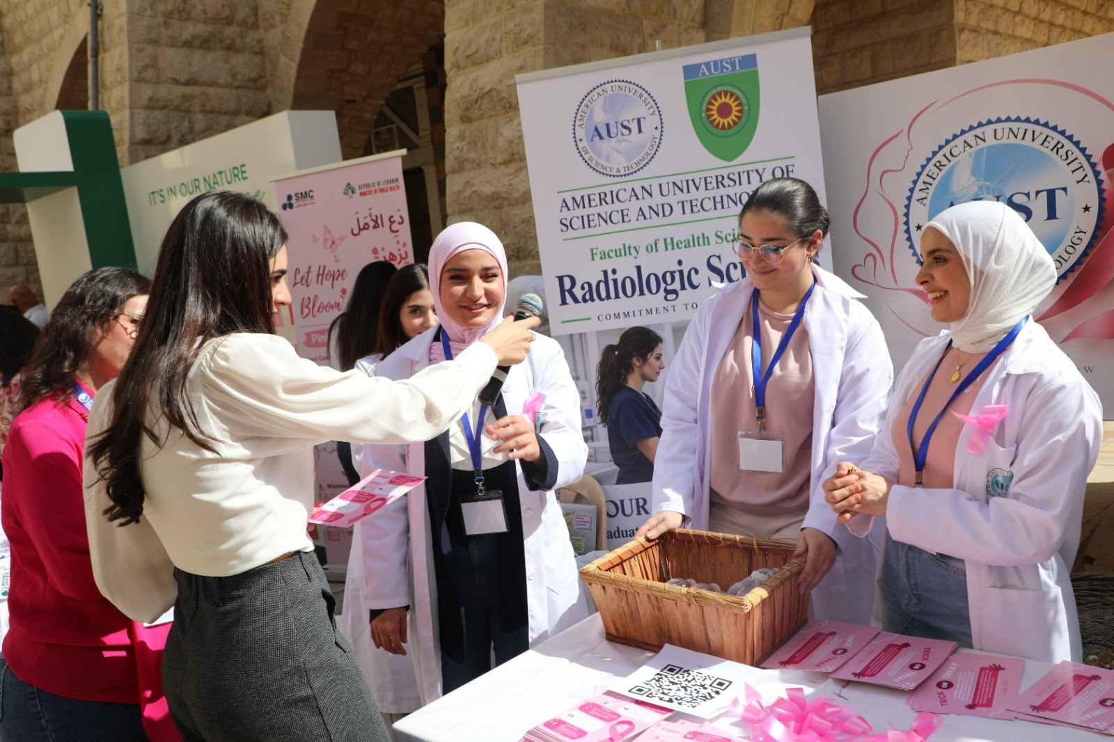 مؤسسة ميشال ضاهر تجمع المئات في مطرانية الفرزل وزحلة دعمًا لمرضى سرطان الثدي