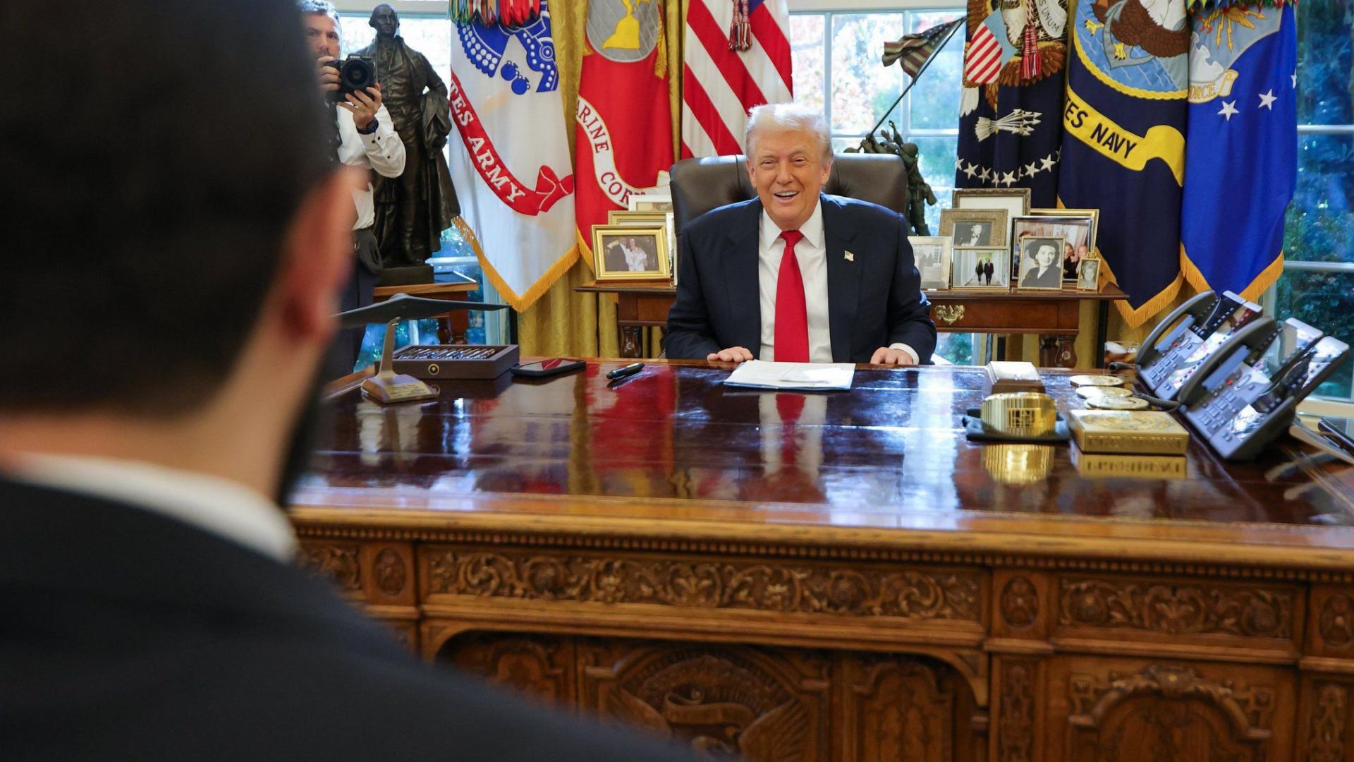 بالصور: ساعة ونصف بين ترامب والشرع... وواشنطن تعلّق "قيصر"