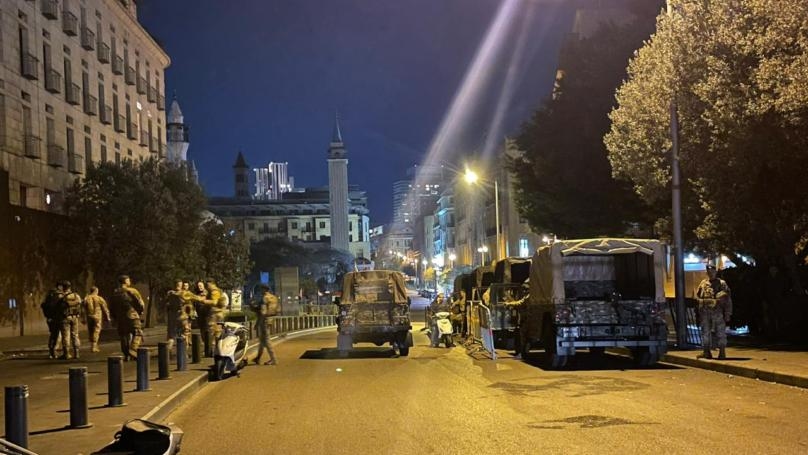 قطع الطريق المؤدّي الى المجلس النيابي من قبل متظاهرين تضامنًا مع النواب الذين يبيتون في المجلس واحتجاجاً على الأوضاع المعيشية