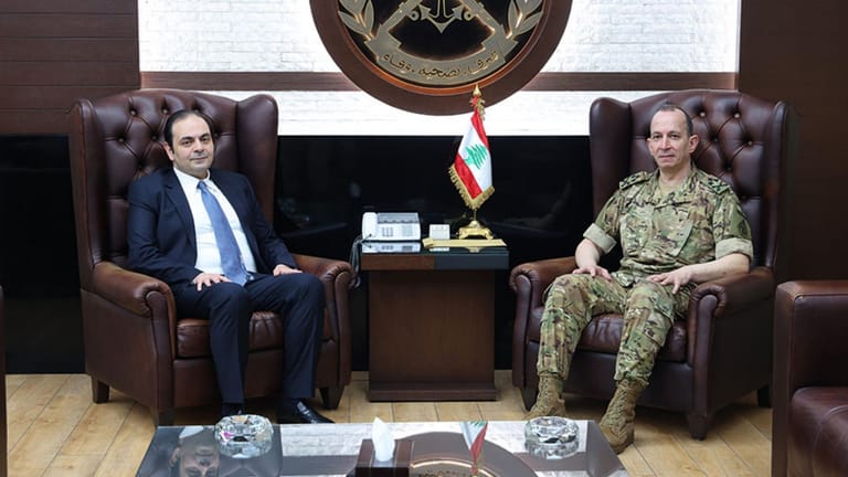 Army chief broaches situation with visitors