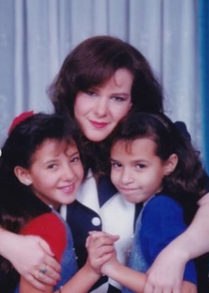 دنيا وإيمي سمير غانم في ذكرى يوم ميلاد والدتهما