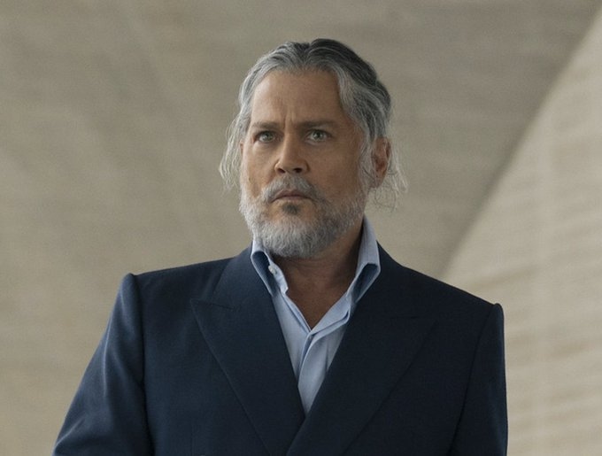 بشعر فضي ولحية بيضاء... جوني ديب يعود للسينما بلوك جديد!