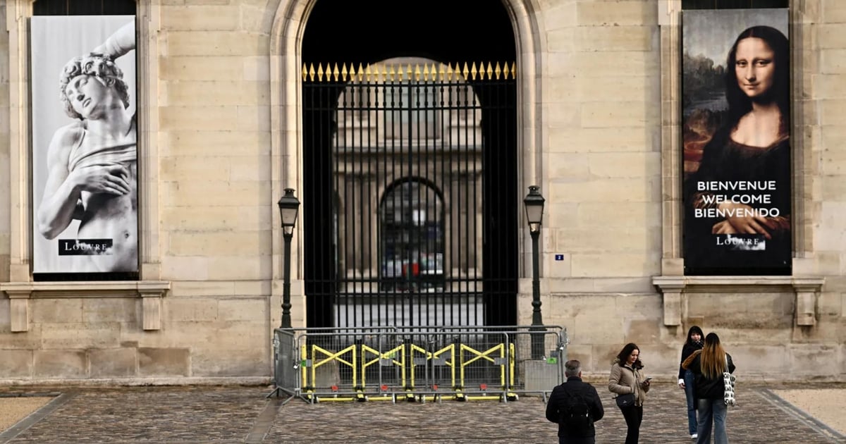 Paris Closes Its Museums, Leaving Tourists Outside The Gates!