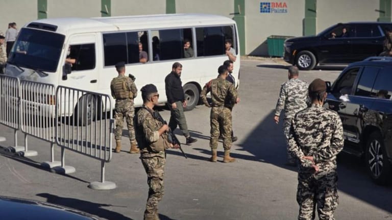 بعد احتجازهم في طرطوس… سوريا تسلّم لبنان 17 من مواطنيه