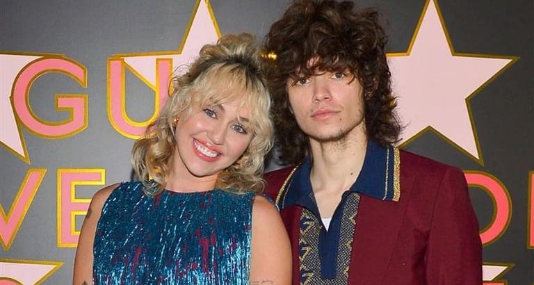 بعد 4 سنوات من الحب… خطوبة مايلي سايروس وماكس موراندو رسمياً