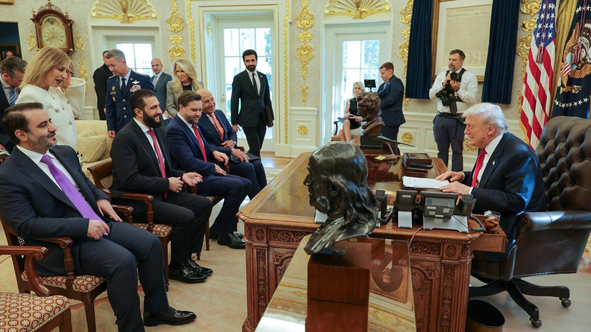 بالصور: ساعة ونصف بين ترامب والشرع... وواشنطن تعلّق "قيصر"