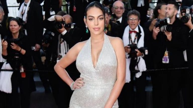 جورجينا رودريغيز تشارك صورة لمولودتها الحديثة بيلا إزميرالدا