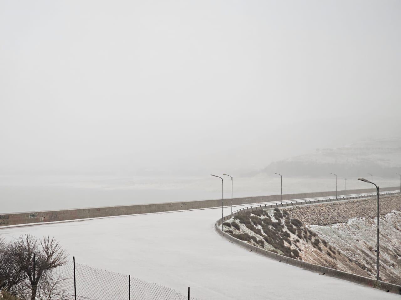 بالصّور: الثلوج تُغطّي السدّ...