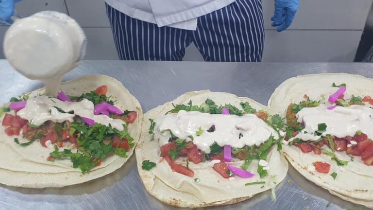 اللبنانيّون في صومٍ دائمٍ: وداعاً للشاورما... أهلاً بالفلافل!