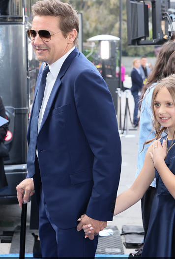 Pictured: Jeremy Renner on the red carpet... with a crutch!